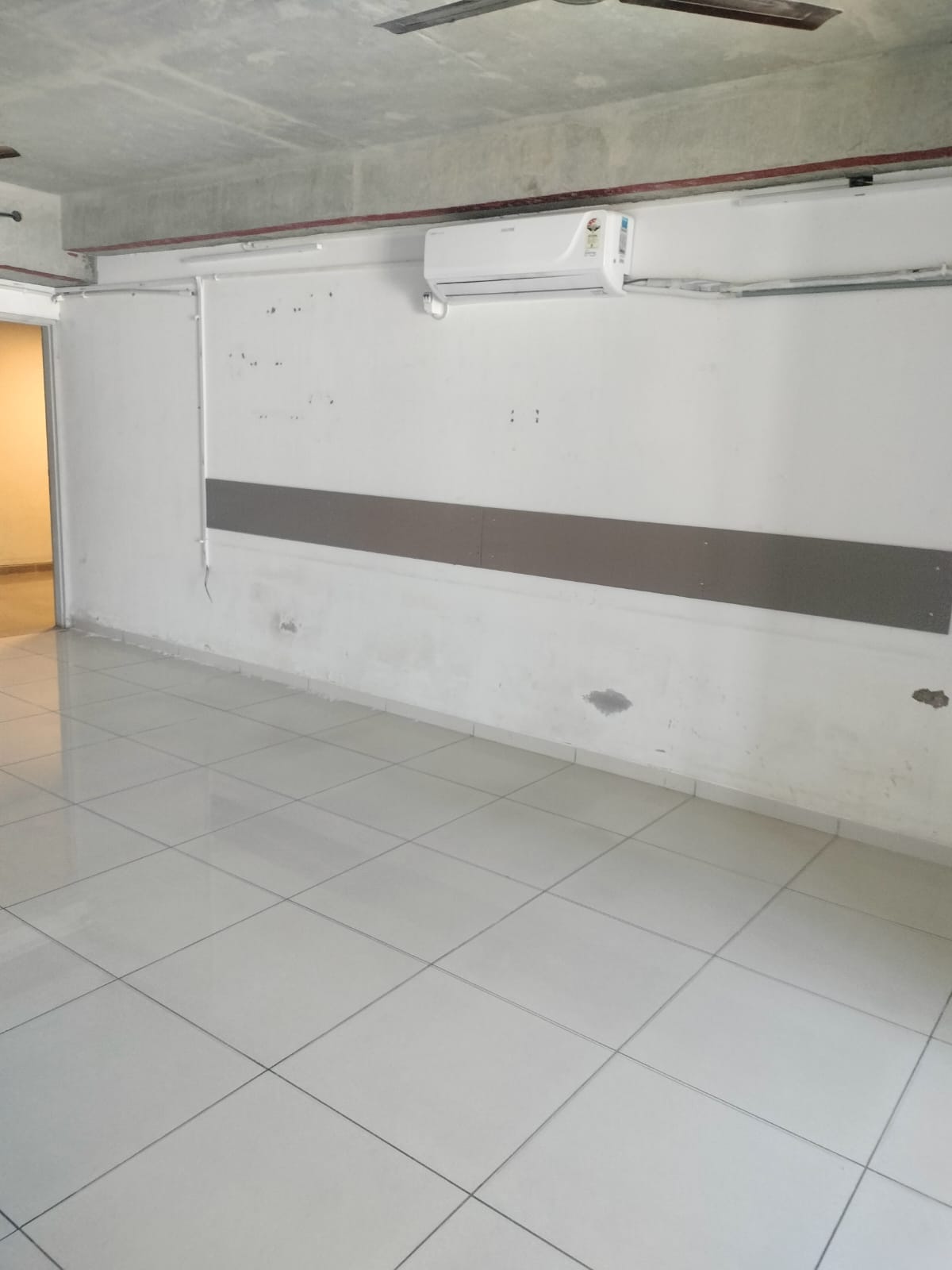 Office 847 Sq. Ft. Commercial Office for Rent in Shyamal Cross Road Ahmedabad - Media 4