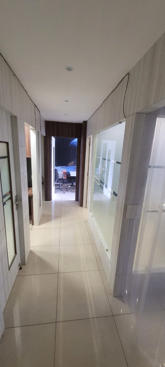 Office 1100 Sq. Ft. Commercial Office for Rent in Sg Highway Ahmedabad - Media 8