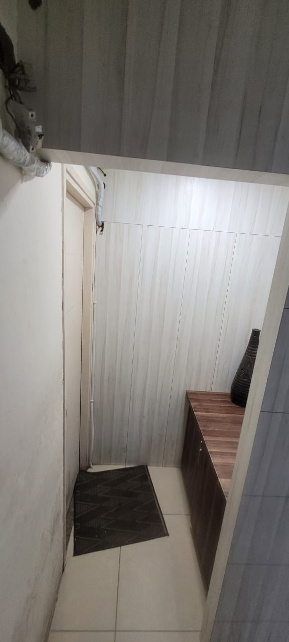 Office 1100 Sq. Ft. Commercial Office for Rent in Sg Highway Ahmedabad - Media 9