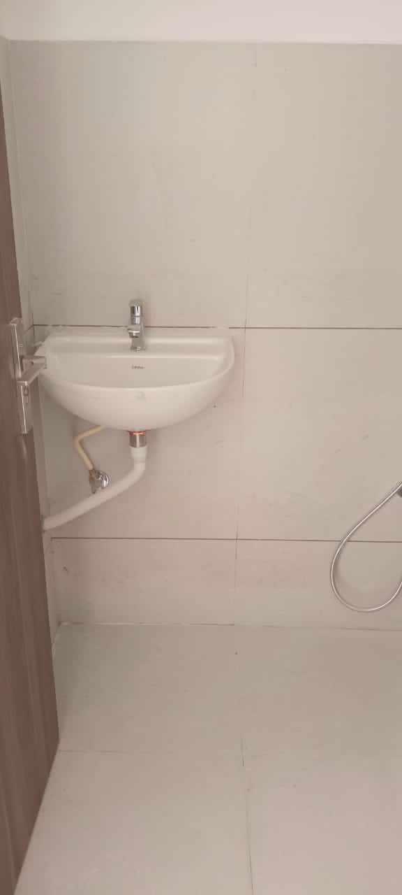 Office 900 Sq. Ft. Commercial Office for Rent in Sola Ahmedabad - Media 5